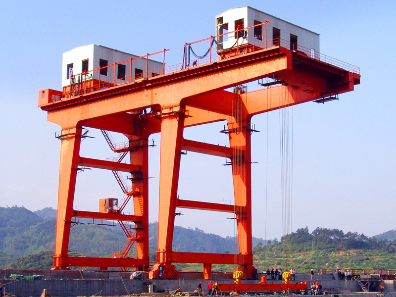 Dam crest gantry crane